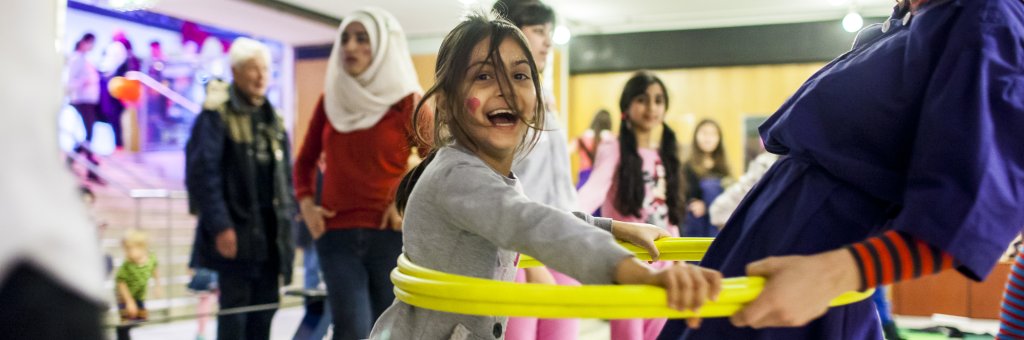 Barn och clown rockar rockring