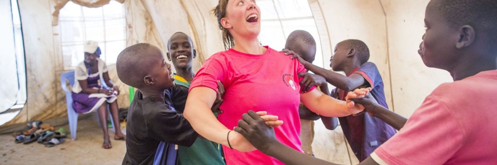 Kvinna leker med en grupp barn