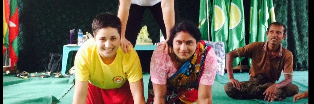 Clown och åskådare balanserar på varandra