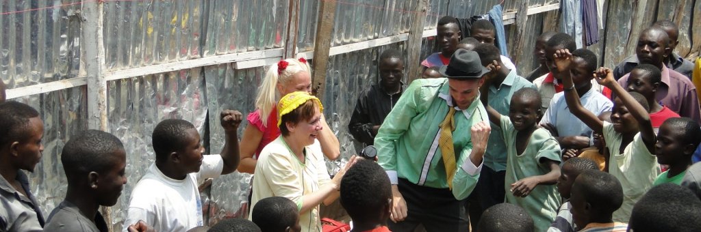 Clowner uppträder för en leende publik