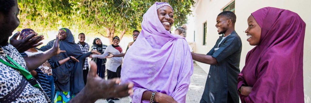 Män och kvinnor skrattar och ler