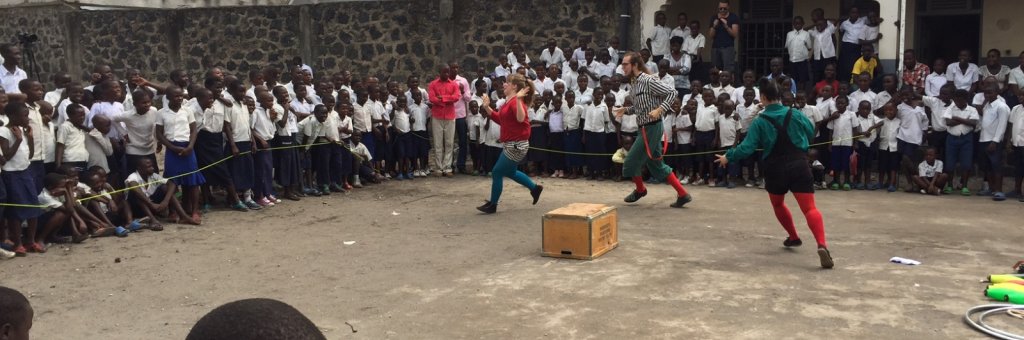 Tre clowner uppträder inför stor publik