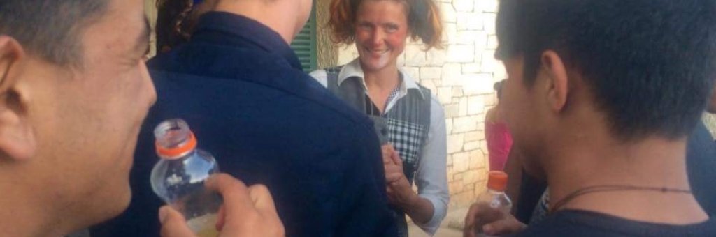 Clown skymtas mellan åskådare