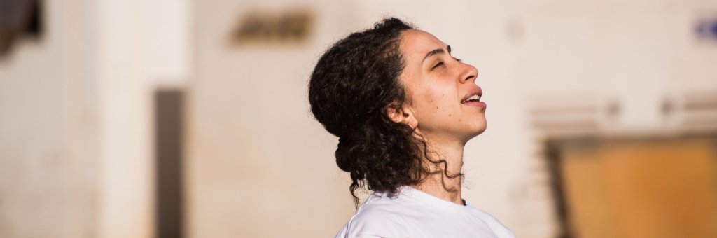 Porträttbild på Mays Sylvwan tagen från sidan