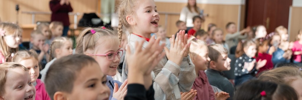Skrattande barn under en föreställning