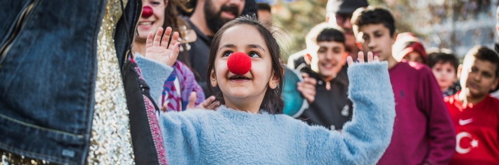 Ett barn med röd näsa