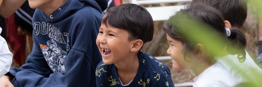 Ett barn som skrattar stort