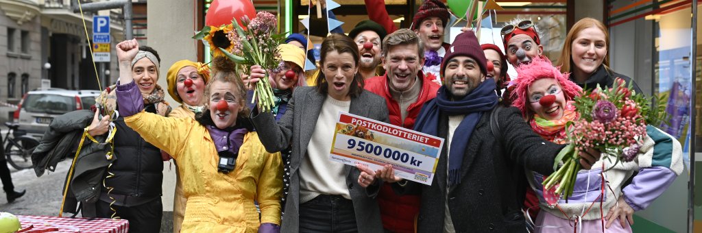 Gruppbild med checken. Massa clowner och ballonger.