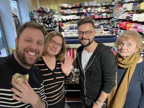 Björn Dahlman tillsammans med vänner i en tygaffär