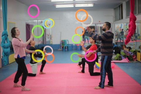 Artister som jonglerar i lokalen i Gaza