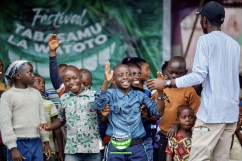 Skrattande barn under en föreställning