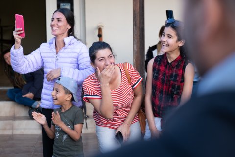 Barn och vuxna skrattar