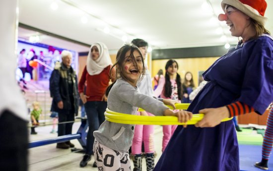 Barn och clown rockar rockring