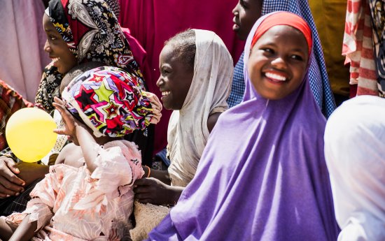 Skrattande barn under en föreställning