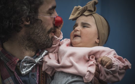 artist och liten bebis