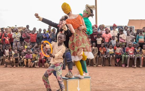 Ett barn ansluter till clownernas föreställning och kör en osynlig bil