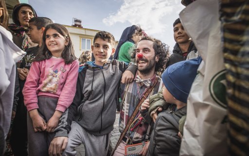 Jonas med barn i Turkiet