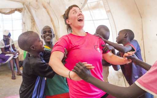 Kvinna leker med en grupp barn