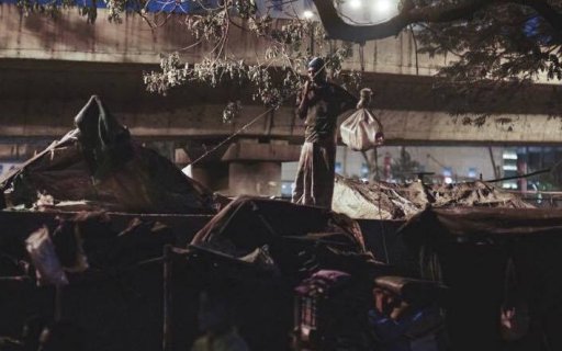 Människa står på taket på ett tältläger