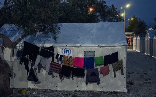 Tält i natten med tvätt hängande på tork