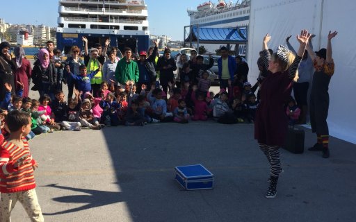 Clown uppträder i hamnen