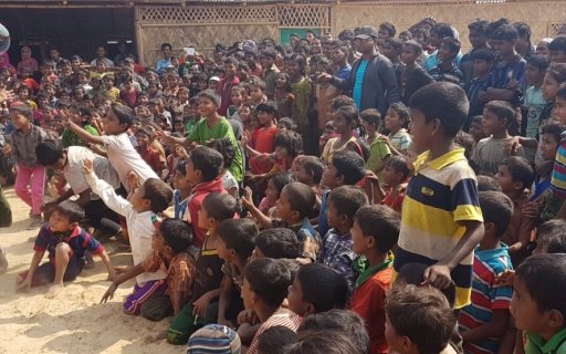  Barn i publiken sträcker sig efter en stor såpbubbla