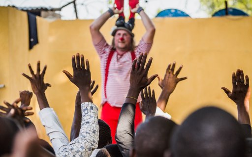 Clowner gör ett akrobatiskt nummer inför en hänförd publik