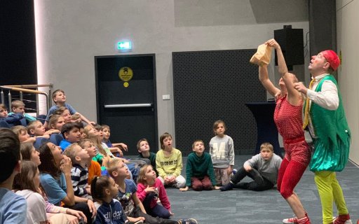 Clowner uppträder för en publik av barn