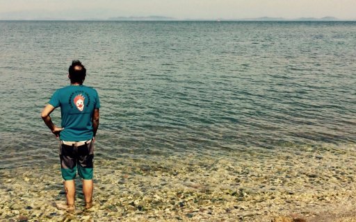 Man tittar ut höver havet mot Turkiet