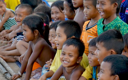 Leende barn i publiken