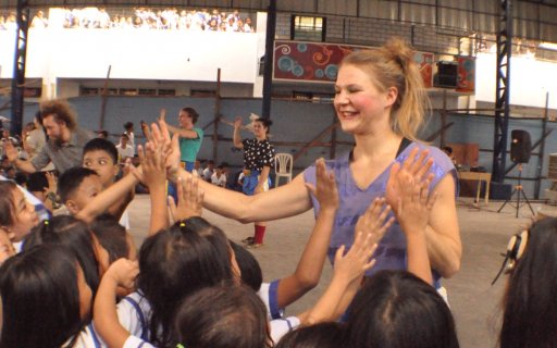 Clown gör high five med en grupp av barn