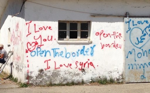 Byggnad med klotter med positivt budskap