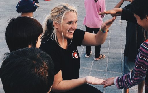 Clown leker med barn