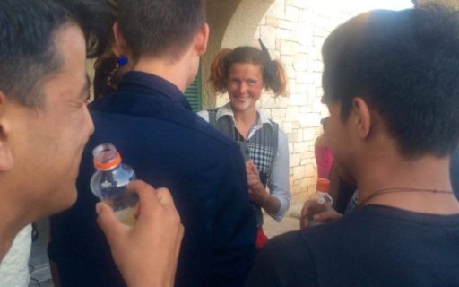 Clown skymtas mellan åskådare